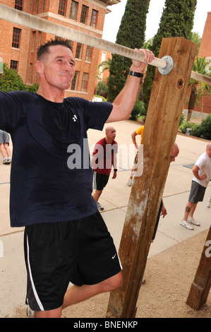 Marines qui sont les élèves travaillent au cours de l'entraînement physique du peloton de marines à l'Université d'Arizona, Tucson, AZ, USA. Banque D'Images