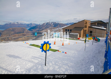 Les jeunes nourrissons enfants de ski de Coronet Peak Banque D'Images