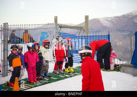 Les enfants dans leur club de ski chez Coronet Peak Ski Resort Banque D'Images