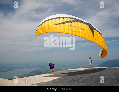 Saut en parapente depuis le sommet de Tegelberg à Schwangau en Allemagne. Banque D'Images
