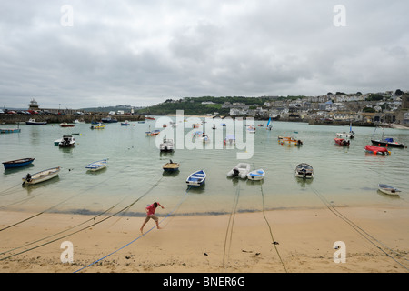 Un garçon houblon sur amarres à St Ives Harbour Banque D'Images