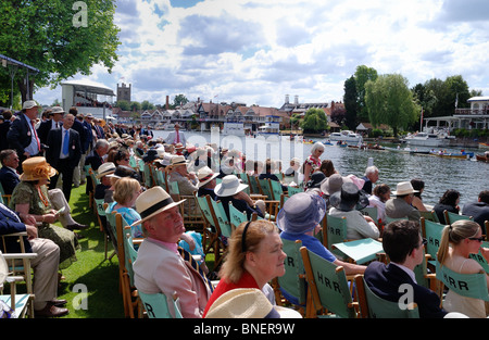 La ligne de spectateurs à regarder les courses à Henley Regatta Banque D'Images