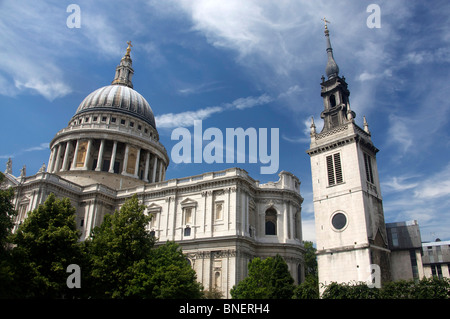 La Cathédrale St Paul et St Augustine's Church tower dans journée London England UK Banque D'Images