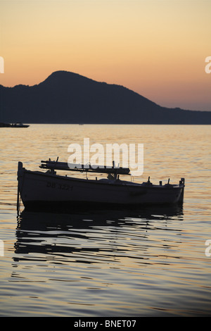 Coucher du soleil avec un mobilier traditionnel bateau de pêche au port de Donje Celo, Kolocep, Dalmatie du Sud Croatie Banque D'Images