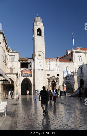 La Ville Clocher campanile sur Stradun Placa, la rue principale de la vieille ville de Dubrovnik, Croatie Banque D'Images