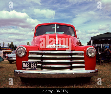 L'avant d'une 1950 Chevrolet step side pick up rouge avec chrome grill Banque D'Images