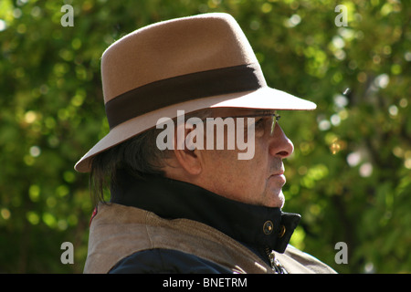 Portrait d'un décrochage-titulaire portant un fedora beige foncé avec bande marron veste en cuir et sur la Plaza Mayor à Madrid Banque D'Images