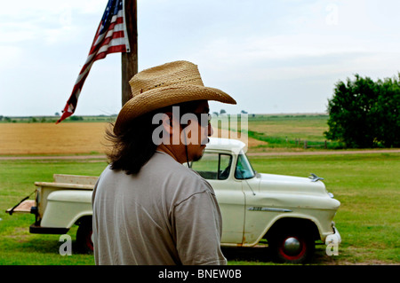 Travailleurs immigrants hispaniques dans vintage Années 1950 camion agricole dans le cœur de la région de l'agriculture des États-Unis Banque D'Images