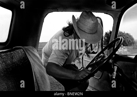 Travailleurs immigrants hispaniques dans vintage Années 1950 camion agricole dans le cœur de la région de l'agriculture des États-Unis Banque D'Images