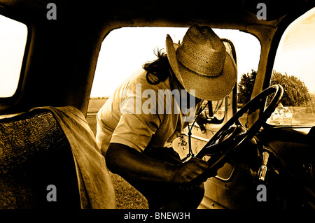 Travailleurs immigrants hispaniques dans vintage Années 1950 camion agricole dans le cœur de la région de l'agriculture des États-Unis Banque D'Images