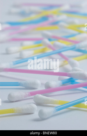 Parsemé de plastique colorés Q-tips / Coton-tiges Banque D'Images