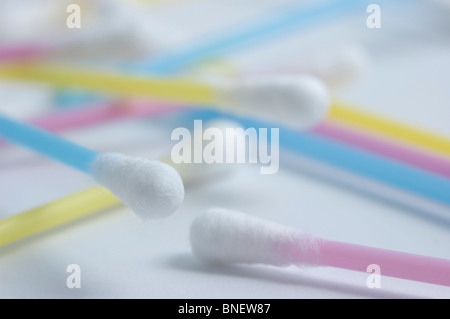 Close-up d'un peu de plastique colorés Q-tips / Coton-tiges Banque D'Images