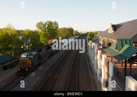 La CSX train de fret passant Lafayette, Indiana Amtrak Station. Banque D'Images