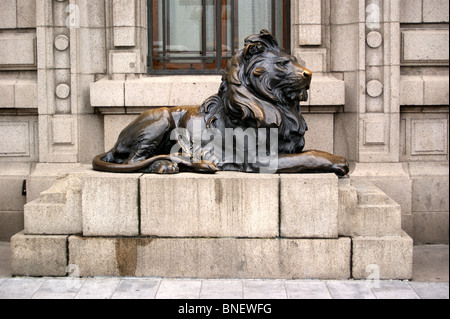 Lion de bronze à l'extérieur de la Hong Kong and Shanghai Banking Corporation sur le Bund, Shanghai, Chine Banque D'Images