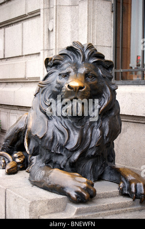 Lion de bronze à l'extérieur de la Hong Kong and Shanghai Banking Corporation sur le Bund, Shanghai, Chine Banque D'Images