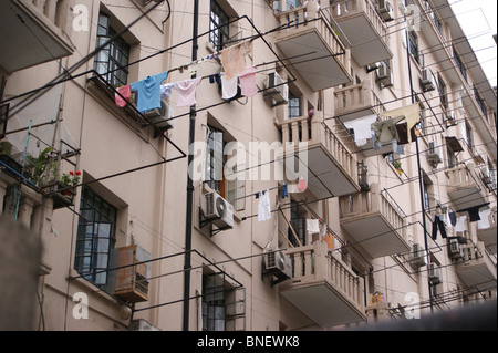 Appartements, Appartements, logement, d'un balcon dans la vieille ville, Shanghai, Chine Banque D'Images