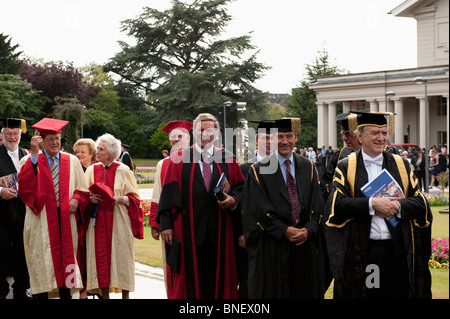 Sir Terry Wogan reçoit un diplôme honorifique, docteur en droit, à l'Université de Leicester. Banque D'Images