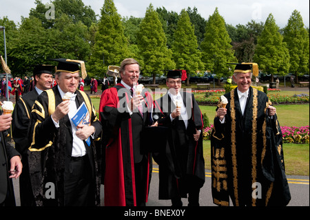 Sir Terry Wogan reçoit un diplôme honorifique, docteur en droit, à l'Université de Leicester. Banque D'Images