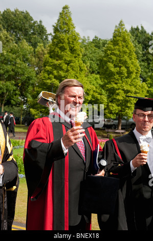 Sir Terry Wogan reçoit un diplôme honorifique, docteur en droit, à l'Université de Leicester. Banque D'Images