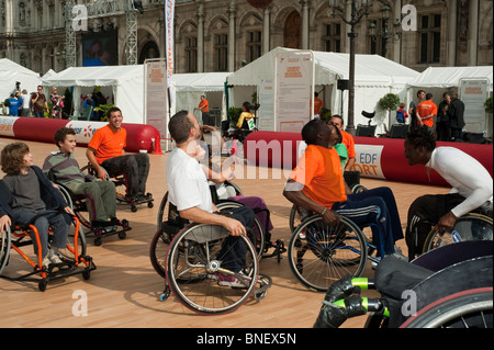 Paris, France, Sports handicapés français, étudiants jouant en fauteuils roulants de basket-ball avec instructeur, exercices pour besoins spéciaux, Paris intégré, citoyens du groupe multiracial Banque D'Images