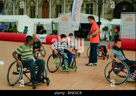 Paris, France, Sports handicapés français, étudiants jouant au basket-ball en fauteuil roulant, enseignement du sport aux enfants, Parc sportif extérieur de Paris Banque D'Images