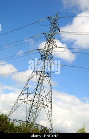 Pylône de l'électricité contre blue cloudy sky Banque D'Images