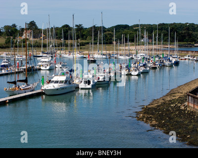 Bateaux amarrés dans la Marina de Lymington, Hampshire, Royaume-Uni Banque D'Images