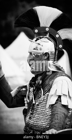 Sous-officier romain Centurion Optio lors d'une reconstitution d'un festival, en Angleterre. Monochrome Banque D'Images