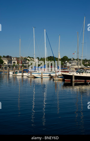 Le port de Newport, avec des bateaux au repos. C'était un beau jour de juin au Rhode Island. Banque D'Images