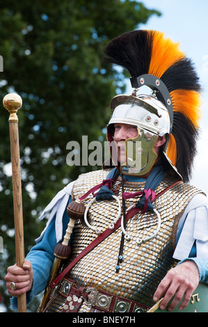 Sous-officier romain Centurion Optio lors d'une re-enactment festival, Angleterre Banque D'Images