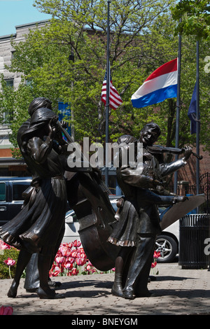 Tulip Time festival néerlandais à Holland Michigan mi aux États-Unis sculpture en bronze américaine avec drapeau sur un mât de drapeau dans la rue de la ville personne verticale haute résolution Banque D'Images