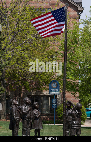 Tulip Time festival néerlandais à Holland Michigan mi aux États-Unis sculpture en bronze américaine avec un drapeau sur un mât de drapeau dans la rue de la ville personne verticale haute résolution Banque D'Images