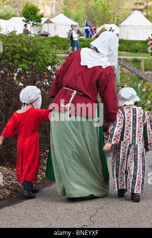 Tulip Time festival Dutch Holland Michigan aux États-Unis une femme et deux petites filles en costumes traditionnels vue arrière lors d'une foire commerciale refaire hi-RES Banque D'Images