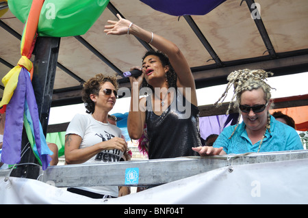 BETTY - pop rock band à la Parade EuroPride à Varsovie Banque D'Images