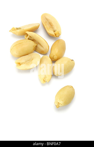 Les écrous de pois transformés isolé sur fond blanc Banque D'Images