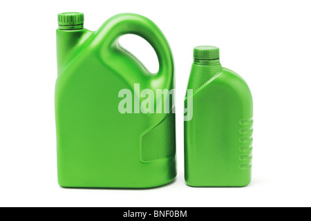 Deux conteneurs d'huile de lubrification en plastique vert sur fond blanc Banque D'Images