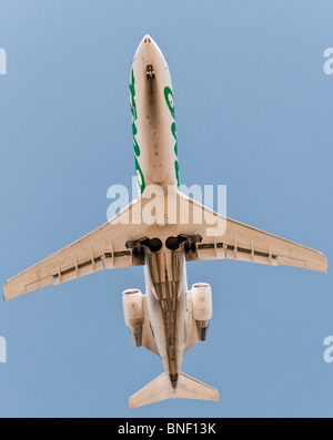 À tout droit jusqu'à un Air Canada Jazz CRJ-200LR avion de ligne commerciale en approche finale pour l'atterrissage. Banque D'Images