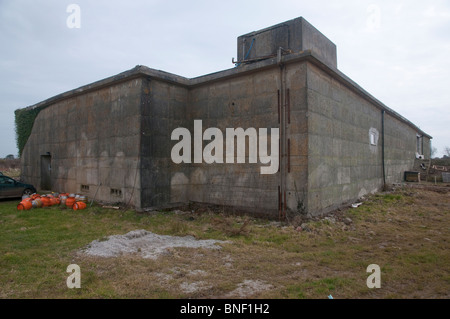 Ancien 1960 nuclear bunker, maintenant la maison de Lizard Ales Brewery, à Cornwall. Banque D'Images