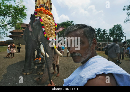 L'Inde Kerala Thrissur un moine hindou en face d'un éléphant harnaché au cours de la Pooram Festival de l'éléphant Banque D'Images