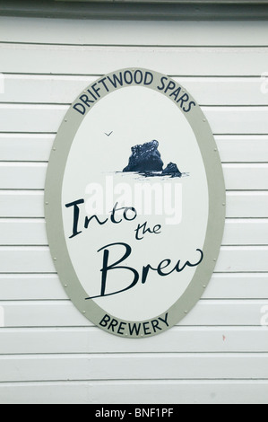 Signe pour le Driftwood Spars Brewery, monté sur le côté de l'édifice en bois qui abrite le brew kit. Banque D'Images