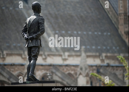 Le Maréchal Jan Christian Smuts statue à la place du Parlement dans le centre de Londres à Westminster Hall en arrière-plan Banque D'Images