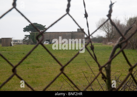 Ancien 1960 nuclear bunker, maintenant la maison de Lizard Ales Brewery, à Cornwall, en vue à travers le vieux, rouillé barrière de sécurité. Banque D'Images