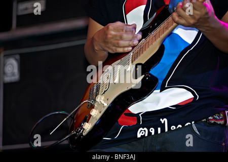 Guitariste électrique. Gros plan d'un homme jouant de la guitare électrique Banque D'Images