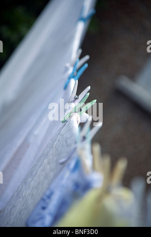 Un lave-ligne avec une ligne de vêtements fraîchement lavés et des pinces à linge de couleur dans la brise de séchage Banque D'Images
