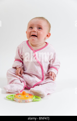 Portrait of Baby Girl Sitting bouleversé et pleurer, Isolated on White Banque D'Images