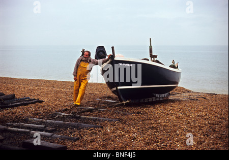 Pêcheur tirant son bateau sur la plage, Deal, Kent, UK Banque D'Images