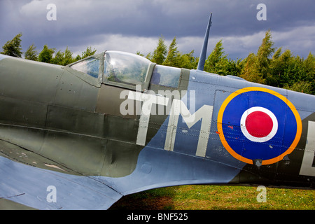 Le poste de pilotage d'un avion Spitfire en close up. Aeropark Liecestershire Donnington Castle England UK Banque D'Images