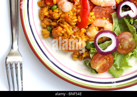 Maison authentique de style espagnol avec repas Paella Chorizo, poivrons rouges et roi des crevettes cuites dans les épices et le riz comme une télévision avec aucun peuple Banque D'Images