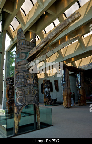 Cèdre sculpté des Premières Nations autochtones de la côte ouest par l'entrée de la maison longue totem Musée d'anthropologie de l'université Banque D'Images