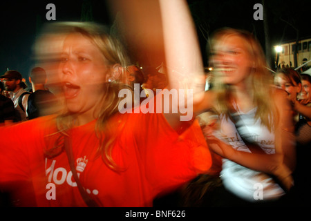 Les supporters néerlandais célébrant la victoire sur l'Uruguay à la coupe du monde de fan fest village à Rome, Italie Juillet 2010 Banque D'Images